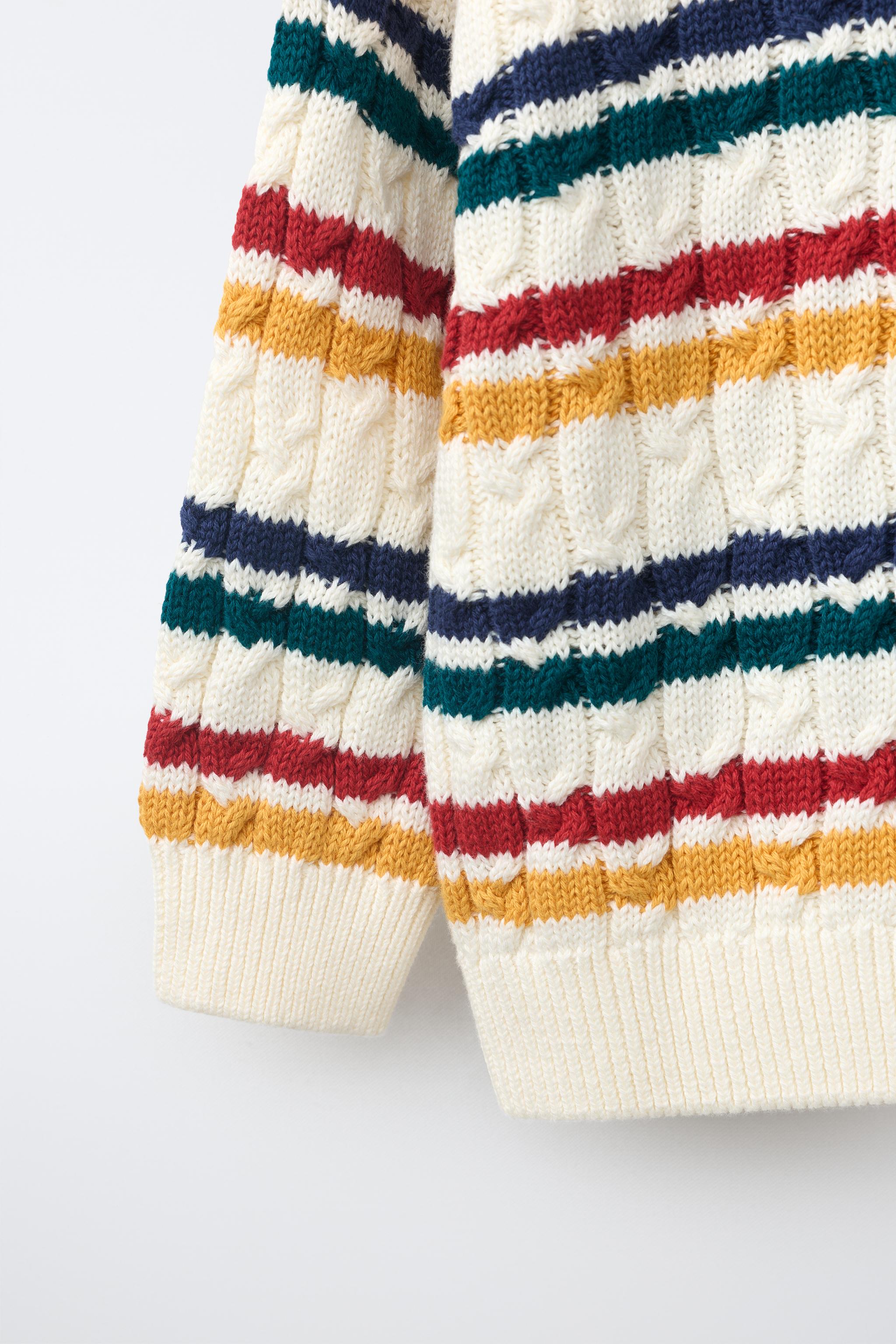 PULL EN MAILLE À TORSADES ET RAYURES